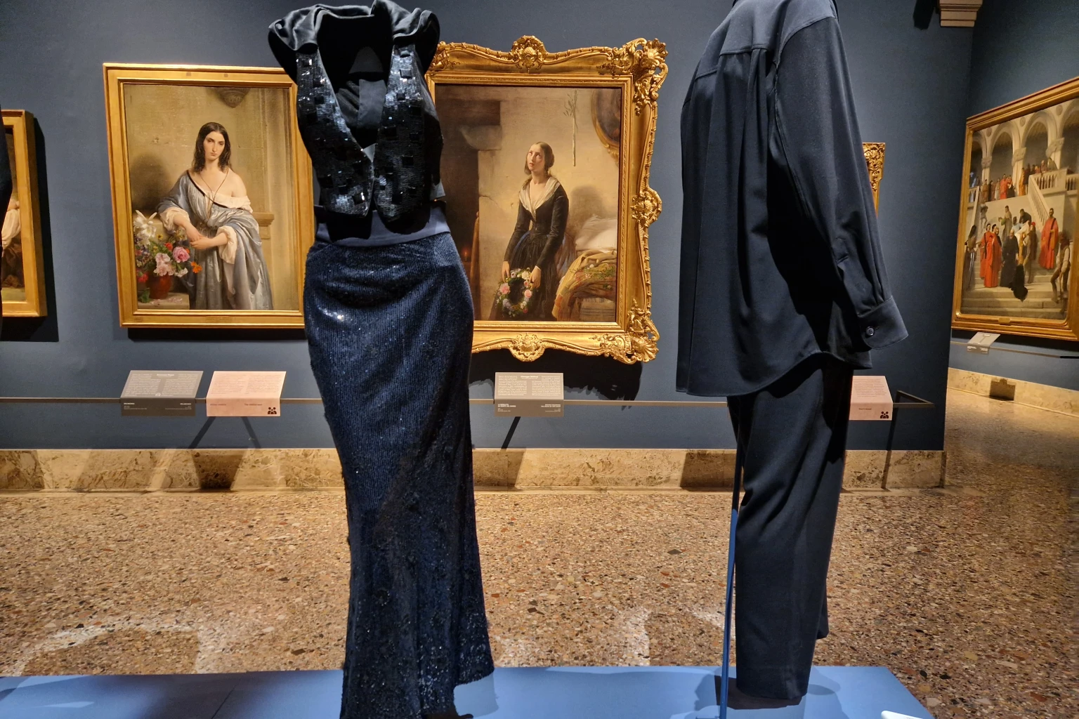 Elegante Frau in dunklem Tailoring vor einem Mailänder Theater
