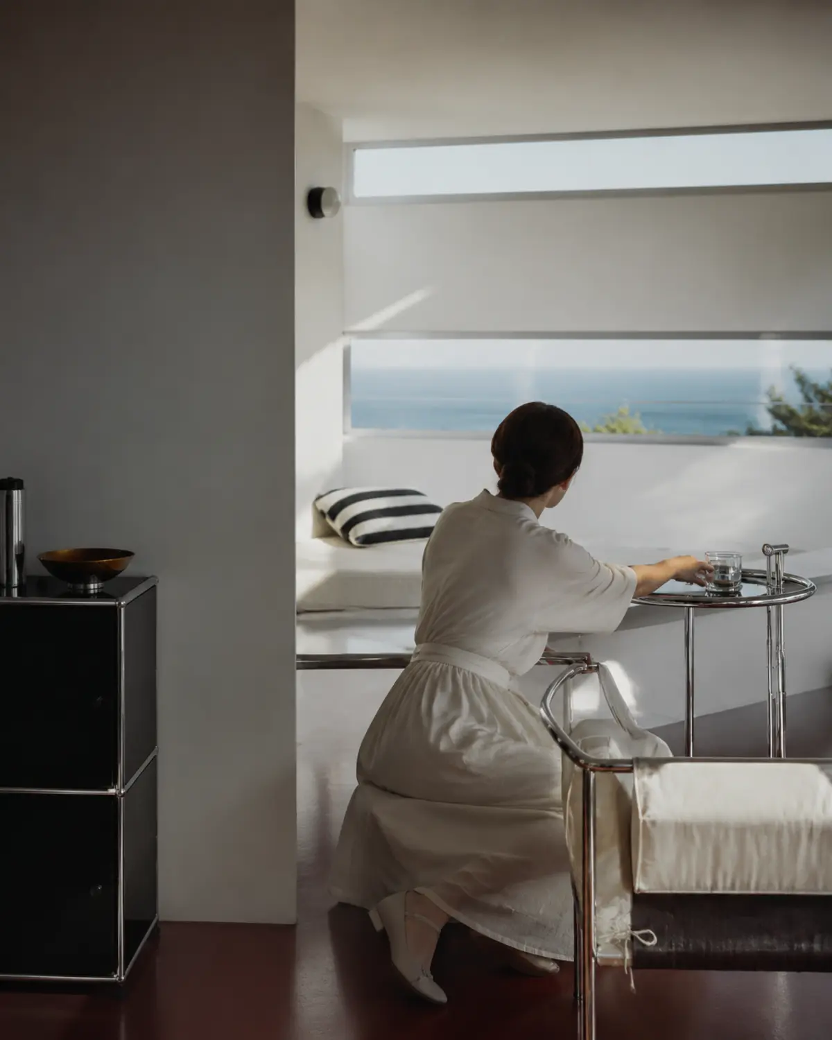 Frau in einem hellen modernistischen Haus am Mittelmeer
