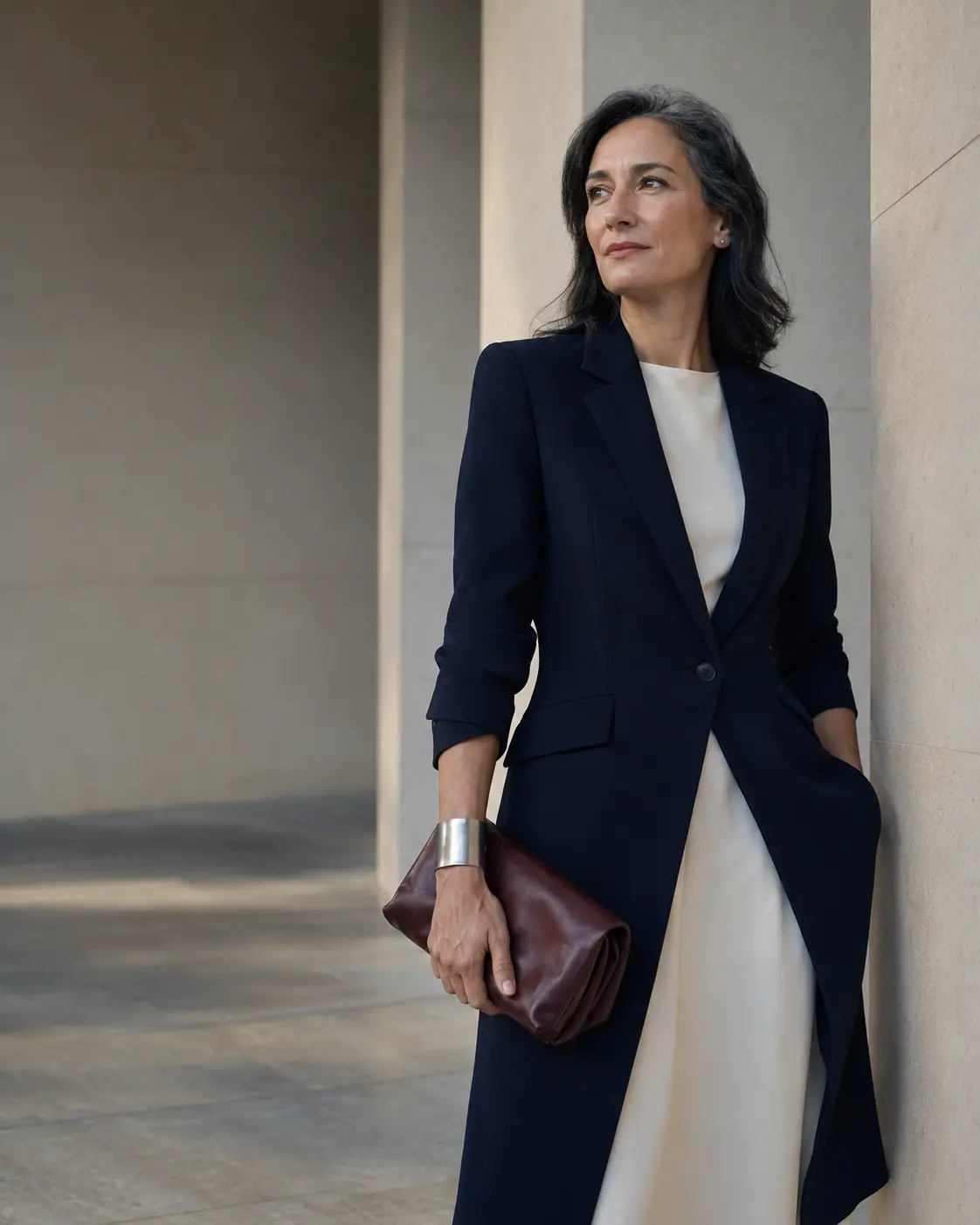 Erwachsene Frau in dunkelblauem Tailoring