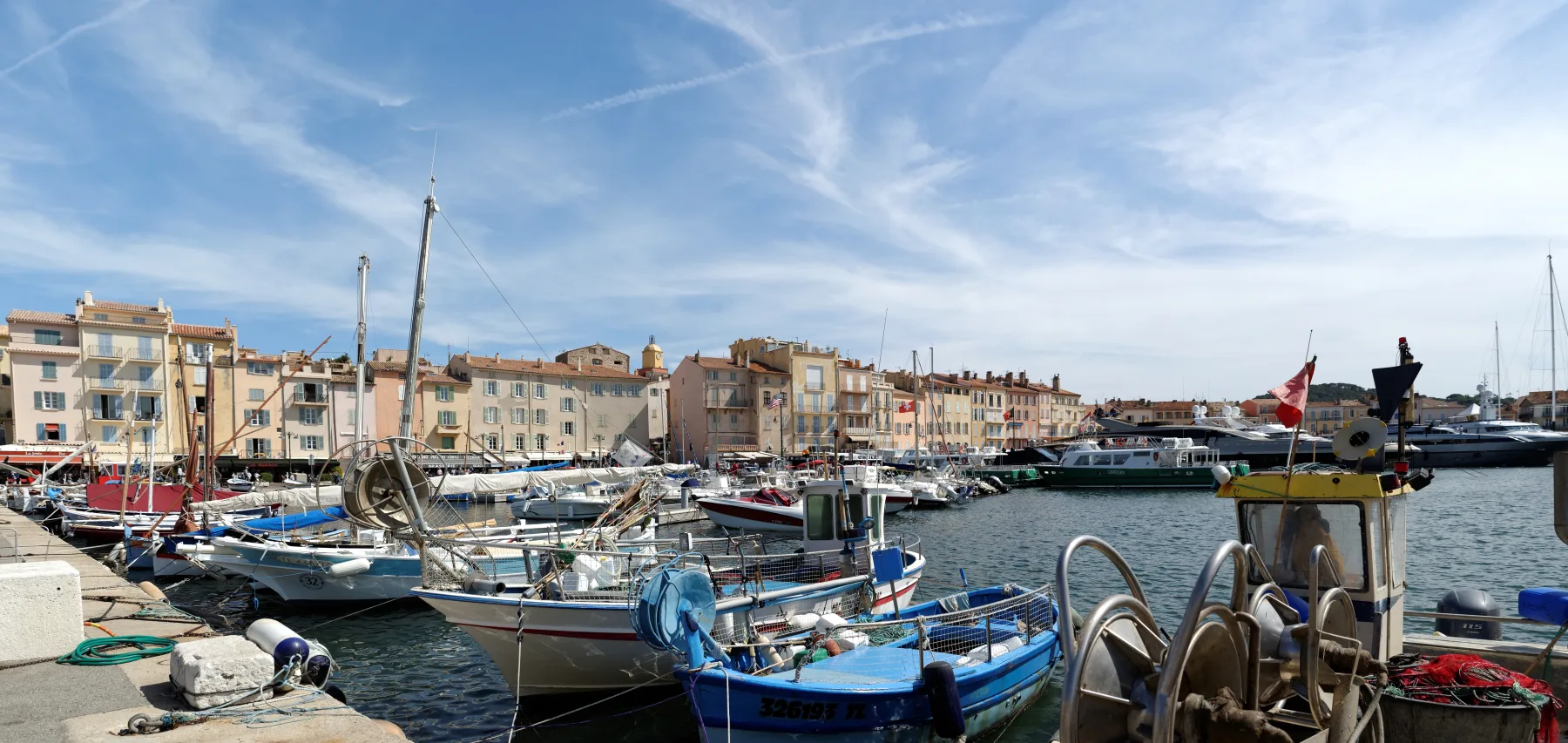 Boote und Fassaden im Hafen von Saint-Tropez